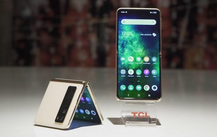 Şinasi Kaya: Dünyanın En Uygun Fiyatlı Katlanabilir Telefonu Ces'De Sahneye Çıktı: Tcl Flex V 1
