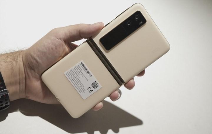Şinasi Kaya: Dünyanın En Uygun Fiyatlı Katlanabilir Telefonu Ces'De Sahneye Çıktı: Tcl Flex V 3