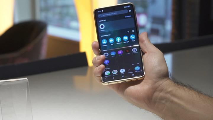 Şinasi Kaya: Dünyanın En Uygun Fiyatlı Katlanabilir Telefonu Ces'De Sahneye Çıktı: Tcl Flex V 5