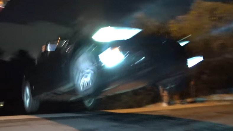 Meral Erden: ABD'de Bir Şoför Tesla Model S ile Uçtu [Video] 3