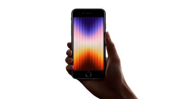Ulaş Utku Bozdoğan: Yeni iPhone SE, 5G'yi destekliyor lakin "düşük hızda" 7