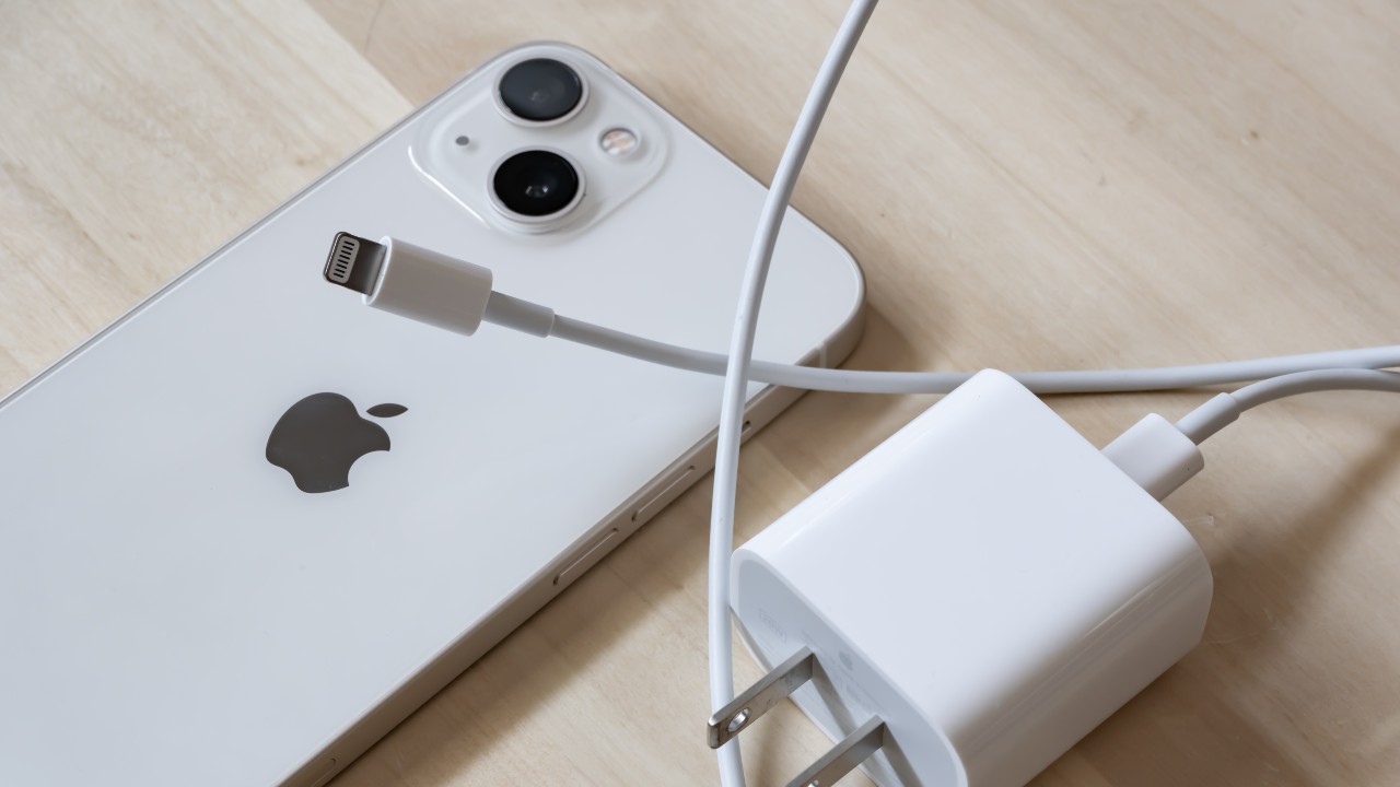 Meral Erden: Apple, Çift Girişli Şarj Adaptörü Üzerinde Çalışıyor 1