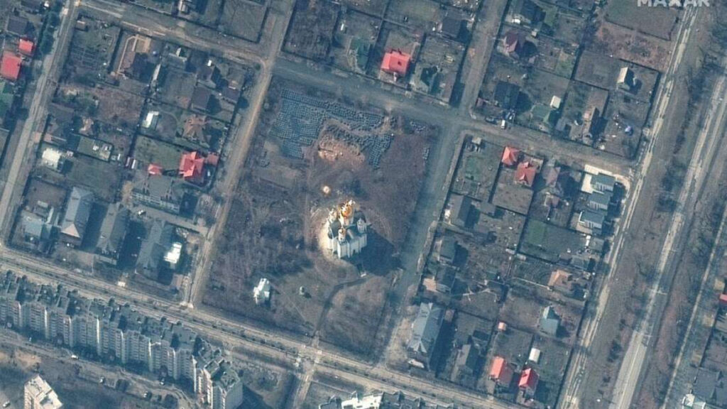 Ulaş Utku Bozdoğan: Uydulardan gelen yeni imgeler, Ukrayna'daki sivil katliamını ve bir toplu mezarı tüm çıplaklığı ile gösteriyor 3