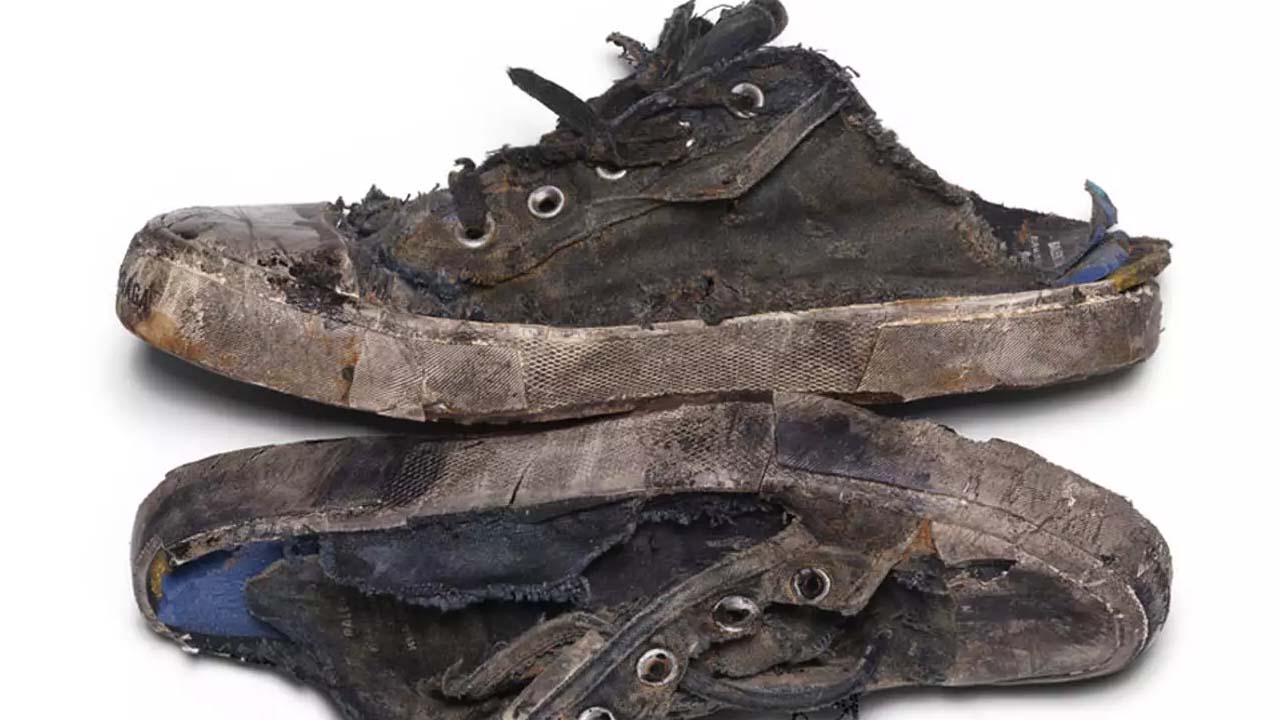 İnanç Can Çekmez: Balenciaga’nın Eskitilmiş Ayakkabısı Alay Konusu Oldu 5