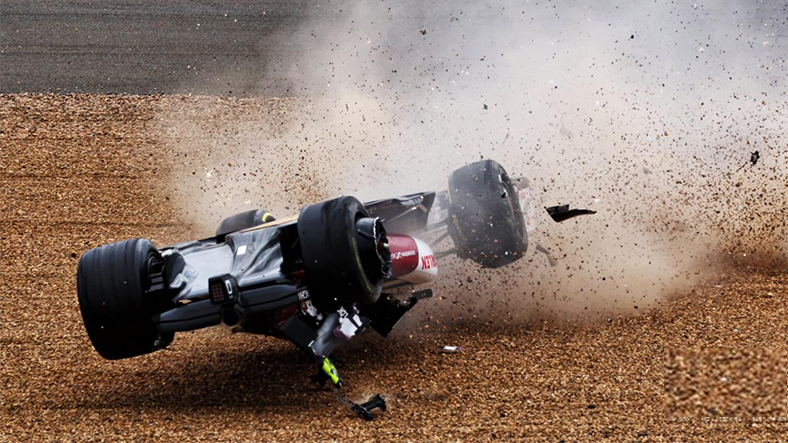 Ulaş Utku Bozdoğan: F1 Britanya Grand Prix’te Büyük Kaza! Zhou’yu Halo Kurtardı 1