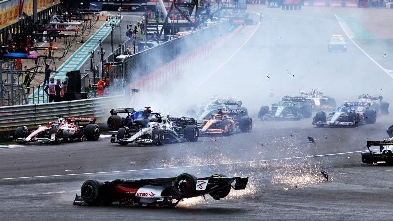 Ulaş Utku Bozdoğan: F1 Britanya Grand Prix’te Büyük Kaza! Zhou’yu Halo Kurtardı 5