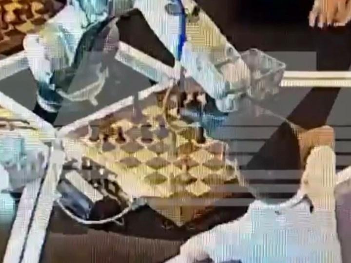 Ulaş Utku Bozdoğan: Satranç robotu rakibin parmağını kırdı 1