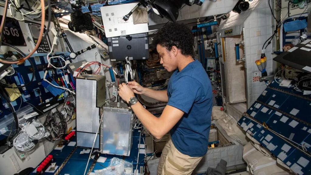 Şinasi Kaya: Astronot Jessica Watkins, uzaydan bir bilim makalesi yayınlayan birinci kişi olarak tarihe geçti 1