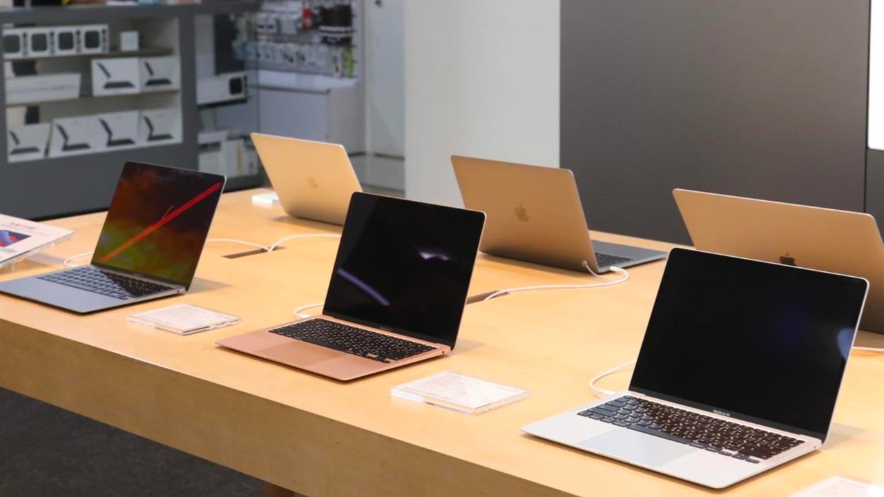 İnanç Can Çekmez: Apple Store'larda MacBook Ekranlarının Daima 76 Derecelik Açıyla Durmasının Buram Buram Taktik İçeren Sebebi 29