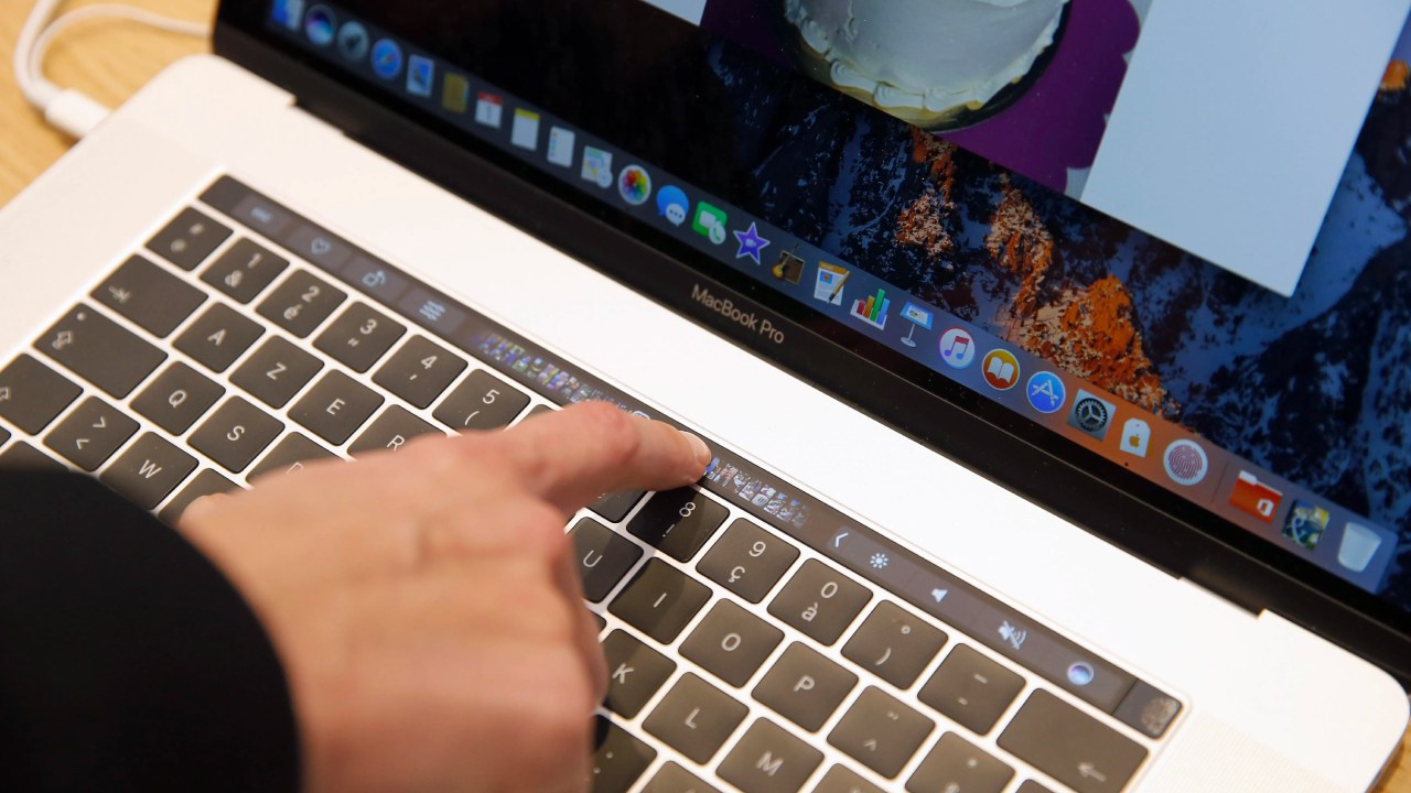 İnanç Can Çekmez: Apple Store'larda MacBook Ekranlarının Daima 76 Derecelik Açıyla Durmasının Buram Buram Taktik İçeren Sebebi 35