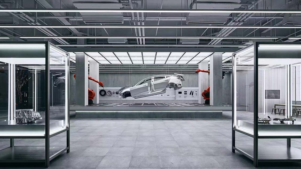 Meral Erden: Mutfağa Gidip Gelmekten Daha Hızlı: Tesla, 45 Saniyede Araçlarının Nasıl Üretildiğini Gösterdiği Mağazasını Açtı 3