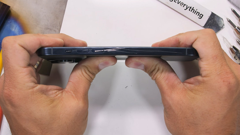 Şinasi Kaya: iPhone 15 Pro Max'in Camı, Bükülme Testinde Tuz Buz Oldu [Video] 3