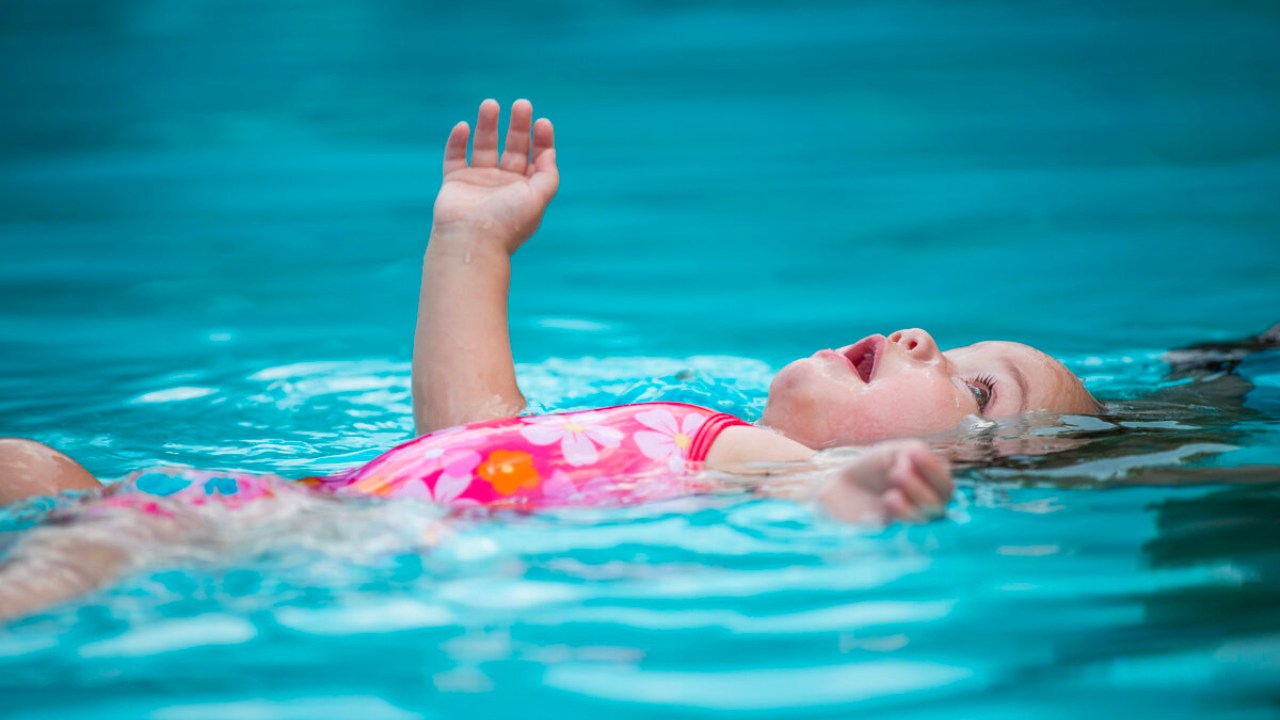 Ulaş Utku Bozdoğan: Yüzme Öğrensinler Diye Bebekleri Suya Atmak Gerçekten İyi Bir Şey Mi? Suda Kalabilmelerine Kanmayın! 3