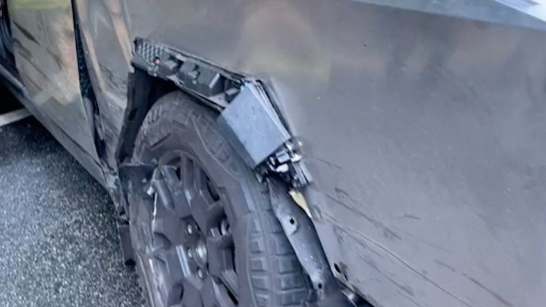 İnanç Can Çekmez: Tesla Cybertruck, İlk Kez Trafik Kazasına Karıştı: Çarpan Araba Pert Oldu 3