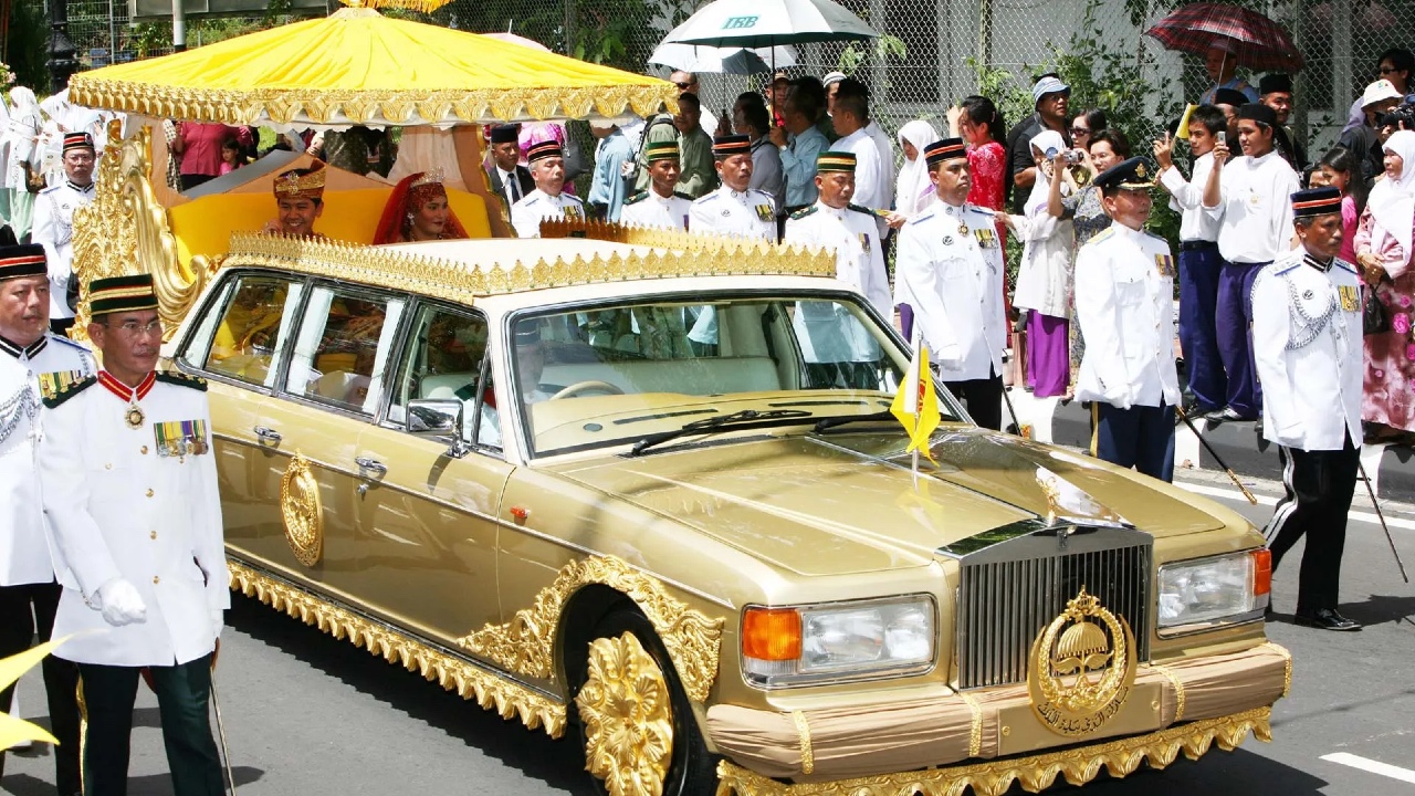 Brunei Sultanı'Nın Lüks Otomobil Koleksiyonu Ve Çürüyen Araçlar