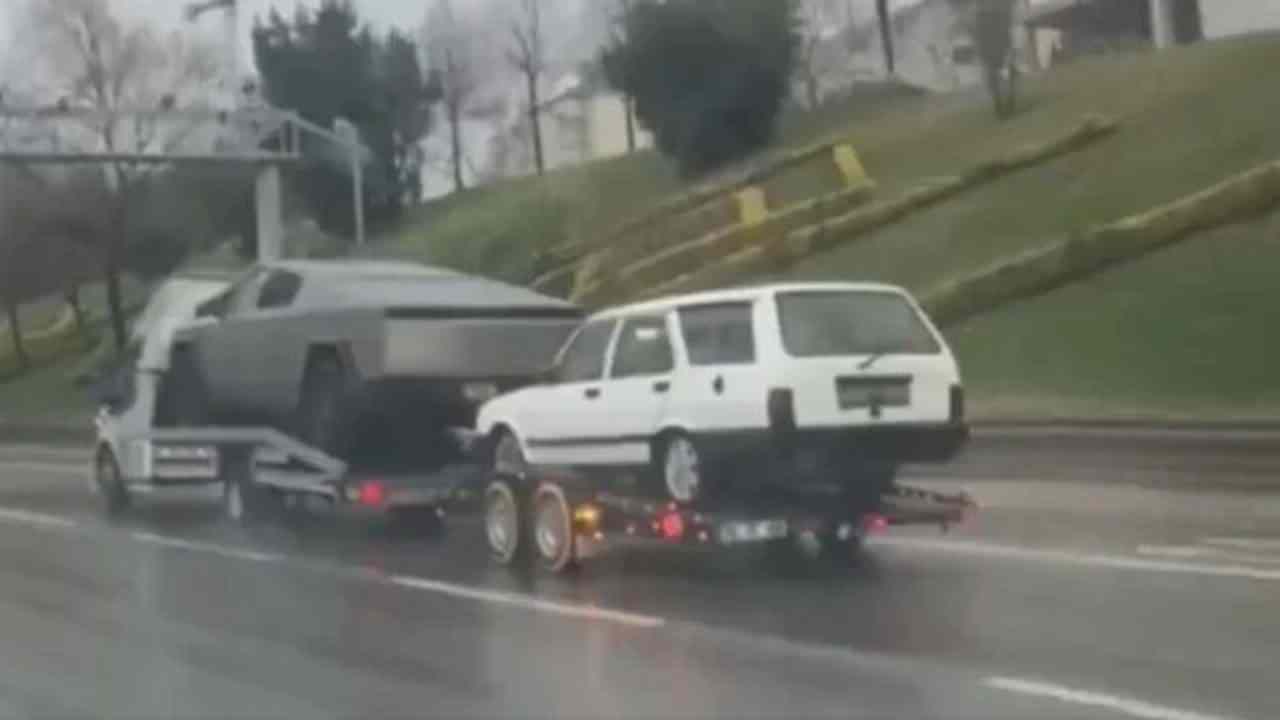 Tesla Cybertruck ve Tofaş Kartal İstanbul'da Buluştu