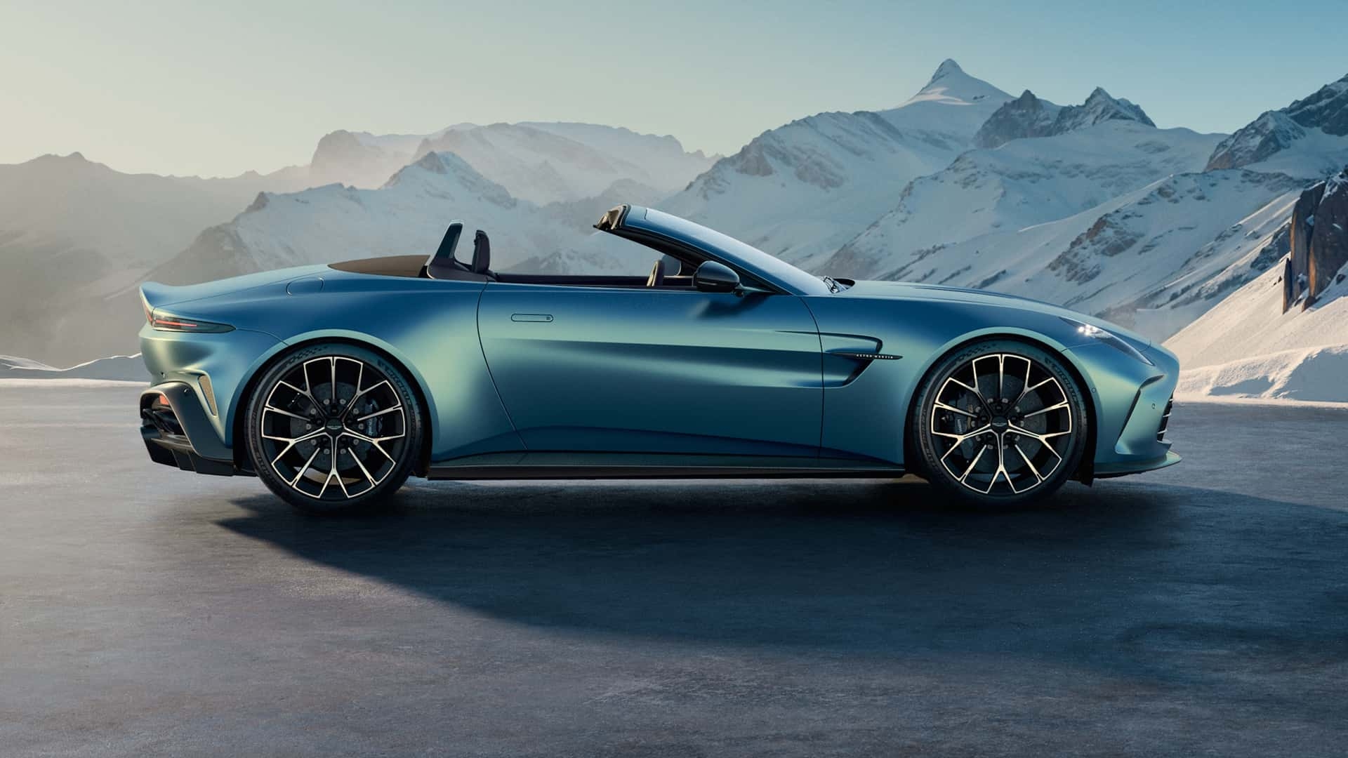 2025 Aston Martin Vantage Roadster Tanıtımı