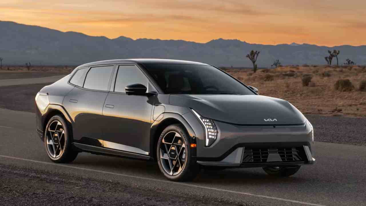 Şinasi Kaya: Kia'nın Elektrikli Sedan Modeli EV4 ve Yeni Ürünleri Tanıtıldı 1 Kia’nın Elektrikli Otomobil Dünyasına Güçlü Giriş: Yeni EV4