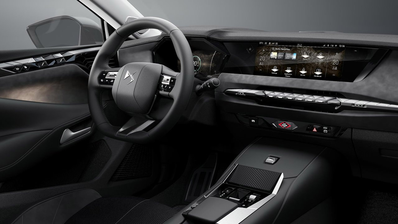 DS'nin Yeni Premium Hatchback Modeli: DS N°4 Tanıtımı
