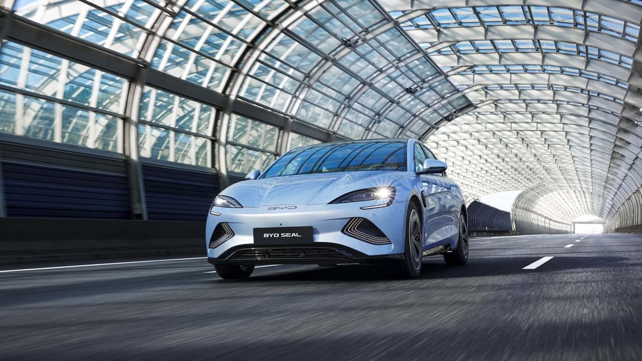 Şinasi Kaya: BYD Türkiye'ye Özel SEAL Design ile Elektrikli Sedan Piyasasında Fark Yaratıyor 1 BYD, Türkiye pazarına özel geliştirdiği yeni modeli SEAL Design ile dikkatleri üzerine çekiyor