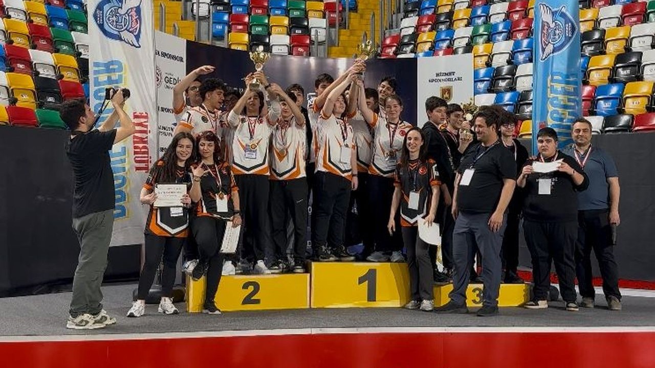 Mehmet Rıfat Evyap Mesleki ve Teknik Anadolu Lisesi Drone Soccer Takımı Başarılarıyla Gururlandırdı