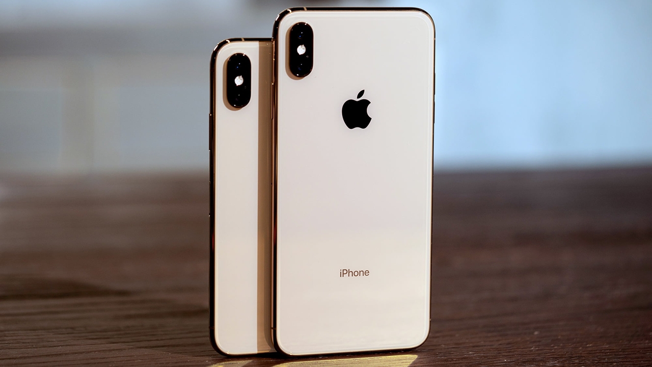 Apple, 2018 yılında tanıttığı ve popülerliğiyle dikkat çeken iPhone XS modelini resmi olarak “külüstür” ilan etti. Bu karar, Apple’ın bu modeli artık satış ve destek açısından emekliye ayırdığı anlamına geliyor. Ürünler, üretiminin durdurulmasından sonra beş yıl geçtikten sonra bu statüye geçiyor ve kullanıcılar ile yetkili servisler, parça bulabilmeleri halinde onarım yapmaya devam edebiliyor. Ancak, parça tedariki mümkün değilse, cihazın tamiri artık mümkün olmuyor.