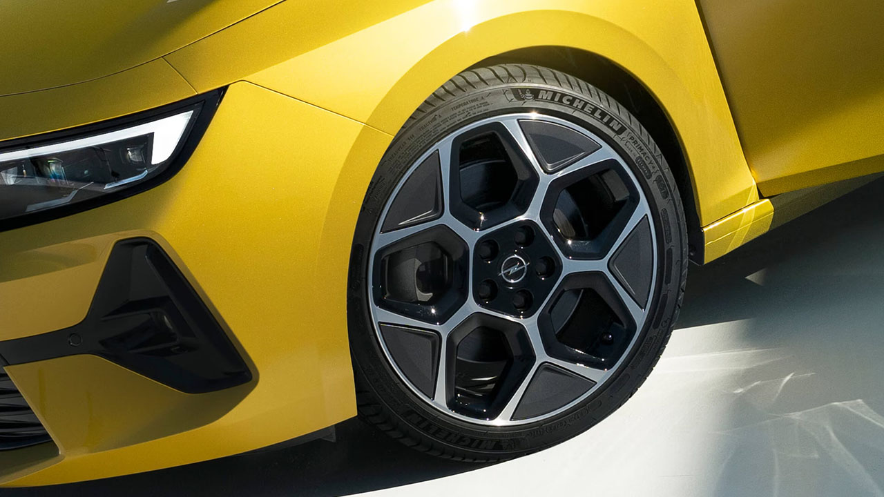 2025 Opel Astra: Tasarım, Teknoloji ve Pratiklikte Dengeli Bir Seçenek