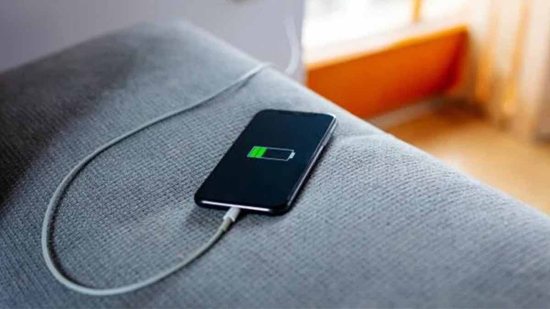 Uzun Süre Şarjda Kalmak ve Telefonu Kullanırken Aşırı Yüklenmek