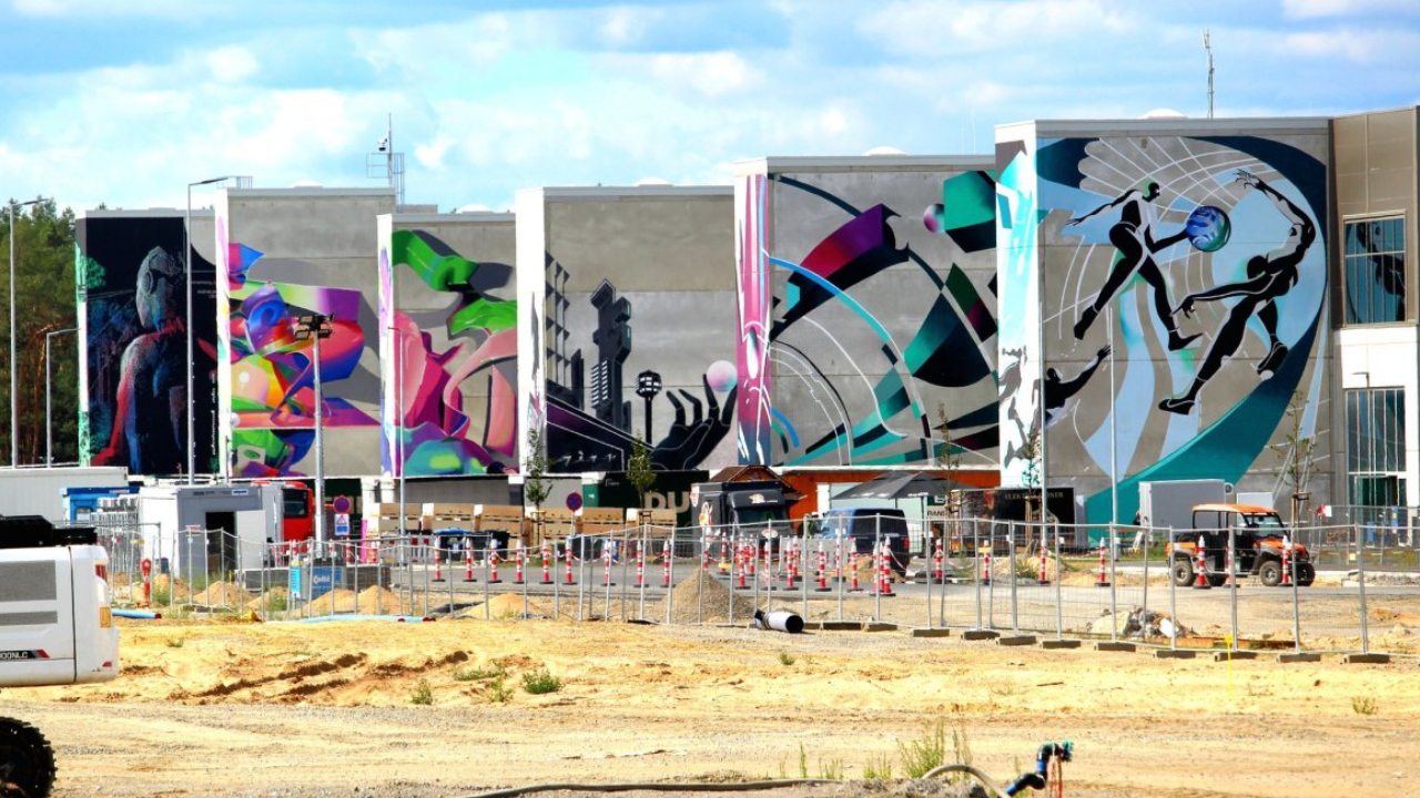 Ulaş Utku Bozdoğan: Robotlar Graffiticilerin de İşlerini Elinden Aldı: Tesla Şirket Duvarlarını Robotlara Boyattı 1 Robotlar Graffiticilerin de İşlerini Elinden Aldı: Tesla Şirket Duvarlarını Robotlara Boyattı