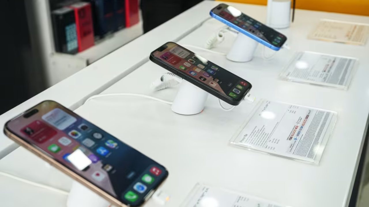 Tim Cook'un Trump'a Verdiği Altın Plaket Sonuç Verdi: iPhone'lar Gümrük Vergilerinden Muaf Olacak