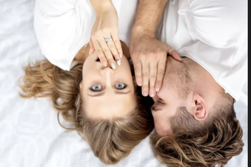 İnanç Can Çekmez: Dedikodu Mutluluğun Sırları: Günlük Sohbetlerin İlişki Kalitesi Üzerindeki Etkisi 1 Dedikodu Mutluluğun Sırları: Günlük Sohbetlerin İlişki Kalitesi Üzerindeki Etkisi