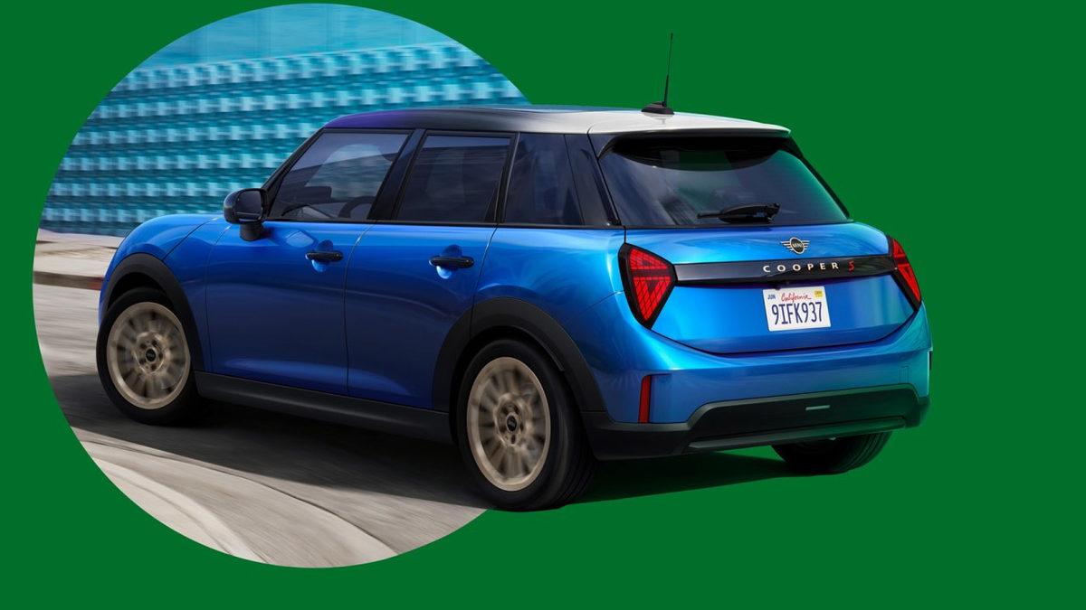 Cooper 3 Kapı - Aralık 2025
Mini Cooper 3 Kapı, genç sürücüler için dinamik bir alternatif olup, 1.5L 156 HP benzinli motorla temel sürüm sunarken 2.0L 204 HP ve 2.0L 231 HP motor seçenekleriyle de performans odaklı versiyonlar barındırıyor. Tasarımın ikonik yapısını koruyan bu model, küçük fakat etkileyici bir boyuta sahip.

  Motor-Yakıt: 1.5L 156 HP, Benzinli
  Donanım-Şanzıman: Favoured, Otomatik
  Fiyat: 3.115.200 TL


  Motor-Yakıt: 1.5L 156 HP, Benzinli
  Donanım-Şanzıman: John Cooper Works, Otomatik
  Fiyat: 3.355.500 TL


  Motor-Yakıt: 2.0L 204 HP, Benzinli
  Donanım-Şanzıman: John Cooper Works, Otomatik (S)
  Fiyat: 4.863.300 TL


  Motor-Yakıt: 2.0L 231 HP, Benzinli
  Donanım-Şanzıman: John Cooper Works, Otomatik (S)
  Fiyat: 5.515.600 TL


Cooper 5 Kapı fiyatları - Aralık 2025 için tek bir motor seçeneğiyle sunulan modele dair bilgiler şu şekilde: 1.5L 156 HP Benzinli motor, Favoured Veya Otomatik şanzıman ile 2.978.800 TL olarak listelenmiştir.

Countryman ise Türkiye’nin en çok satan MINI modellerinden biri olarak hibrit, benzinli ve elektrikli seçeneklerle karşımıza çıkıyor. Başlangıç seviyesi yaklaşık 3 milyon TL olan Countryman, geniş iç hacmi ve çeşitli drivetrains ile dikkat çekiyor.

Yeni Cooper Cabrio ve Cabrio Versiyonları