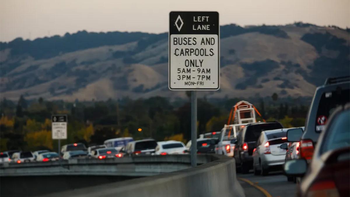 Baklava Dilimi Trafik Levhası: Yolda Değişen Şerit Kullanım Kuralları ve Amacı