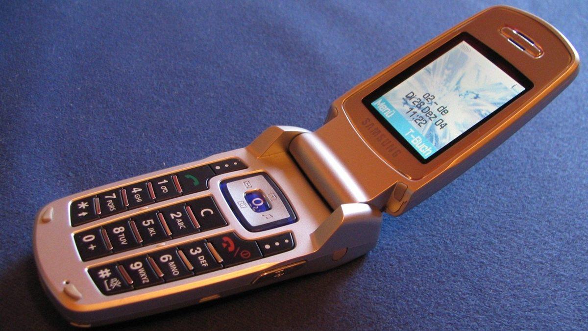 Meral Erden: Kapaklı Telefonların Altın Çağı: Unutulmaz Tasarımlar ve Efsane Modeller 3 Kapaklı Telefonların Altın Çağı: Unutulmaz Tasarımlar ve Efsane Modeller