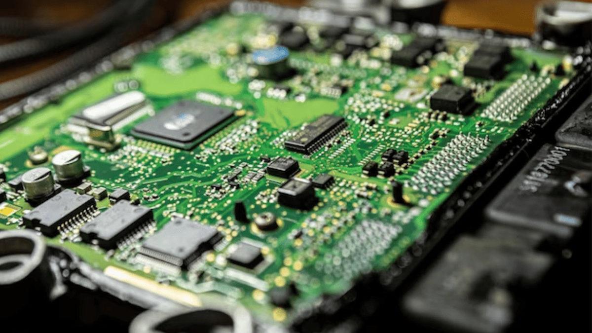 Otomobil Çipleri ve Ekran Akıcılığı: Neden Farklı Tasarım Yaklaşımları Gerektirir?