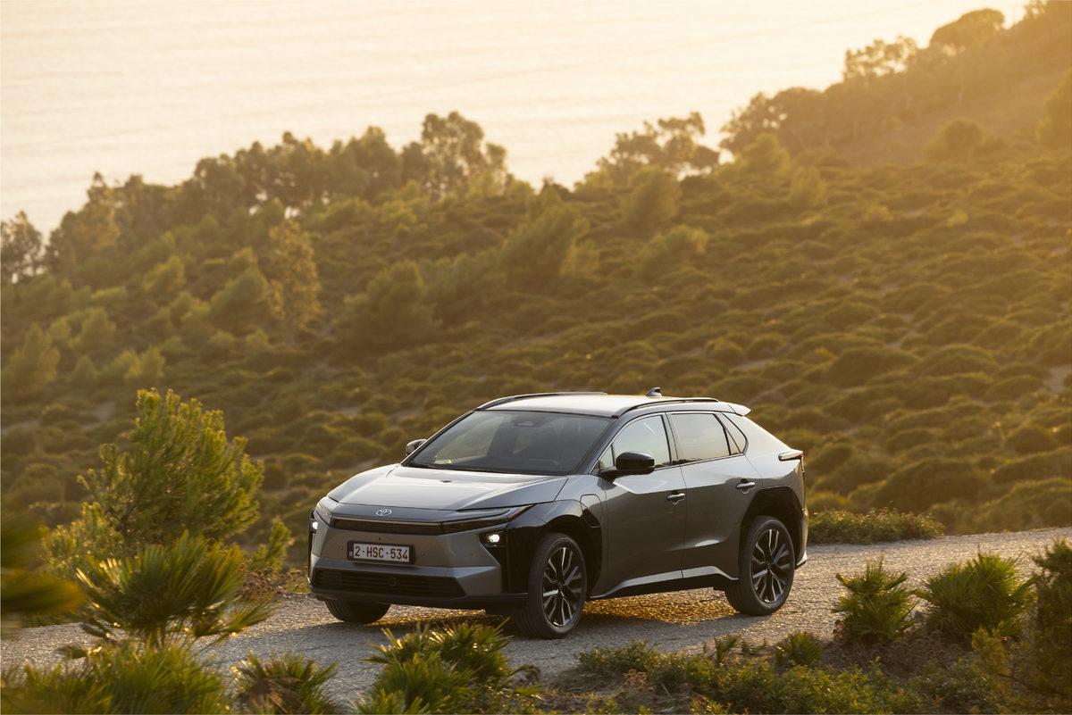 Toyota bZ4X: Yeni Makyajlı SUV Elektrifikasyonu ve Teknik Yenilikleri
