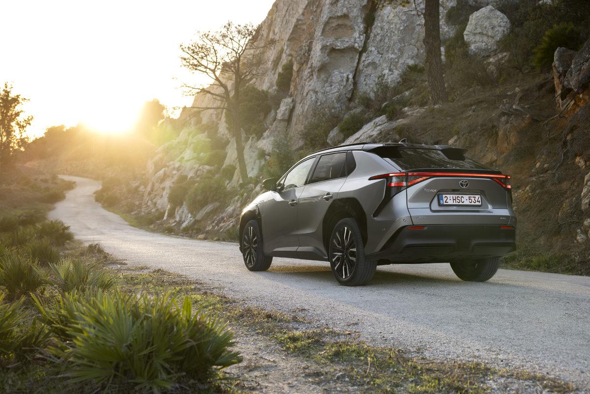 Toyota bZ4X: Yeni Makyajlı SUV Elektrifikasyonu ve Teknik Yenilikleri